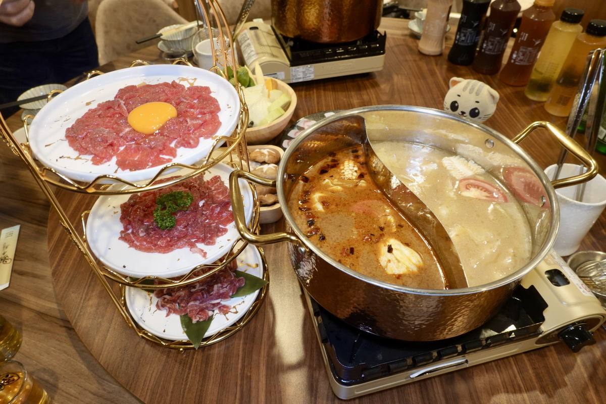 【台北小巨蛋站美食】潮牛殿溫體牛創意鍋物 2025：浮誇擺盤好吃又好拍！台南直送溫體牛火鍋，牛氣十足，朋友聚餐新地點 7103