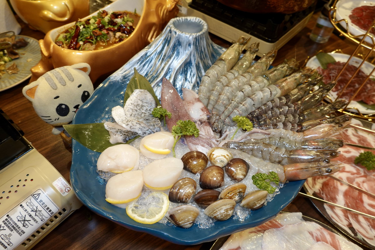 【台北小巨蛋站美食】潮牛殿溫體牛創意鍋物 2025：浮誇擺盤好吃又好拍！台南直送溫體牛火鍋，牛氣十足，朋友聚餐新地點 7103
