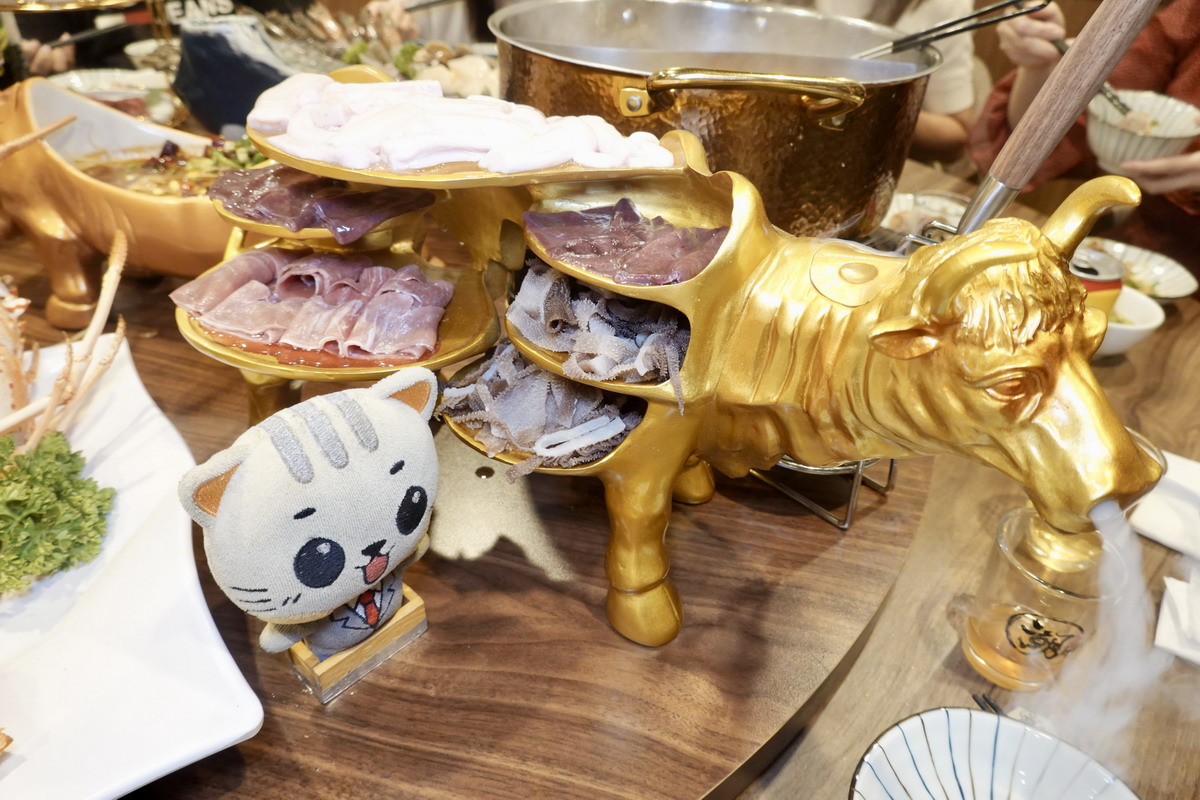 【台北小巨蛋站美食】潮牛殿溫體牛創意鍋物 2025：浮誇擺盤好吃又好拍！台南直送溫體牛火鍋，牛氣十足，朋友聚餐新地點 7103