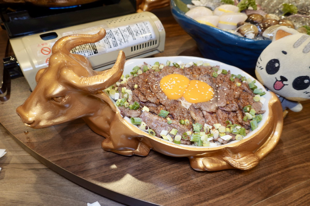 【台北小巨蛋站美食】潮牛殿溫體牛創意鍋物 2025：浮誇擺盤好吃又好拍！台南直送溫體牛火鍋，牛氣十足，朋友聚餐新地點 7103