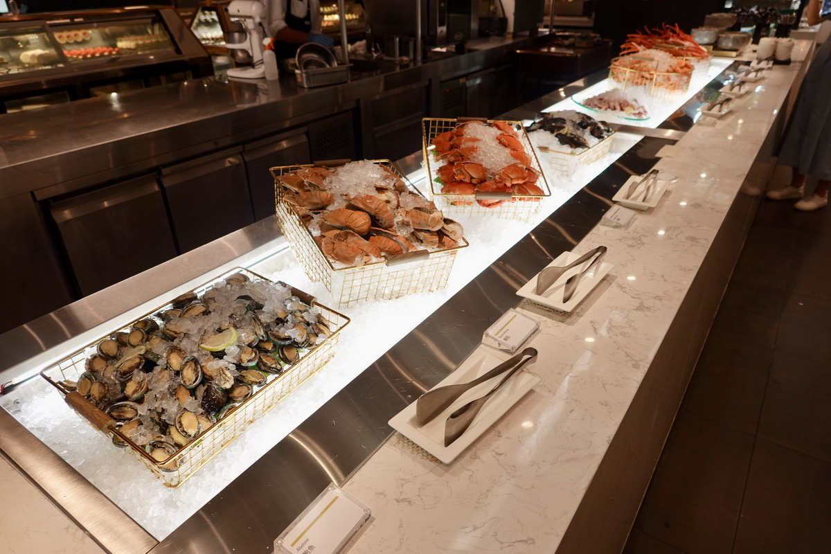 【台北市政府站美食】寒舍艾美酒店探索廚房 2025：餐點全面升級，帝王蟹、龍蝦、干貝、鮑魚、海膽、和牛齊發，飯店頂級吃到飽自助餐 7112