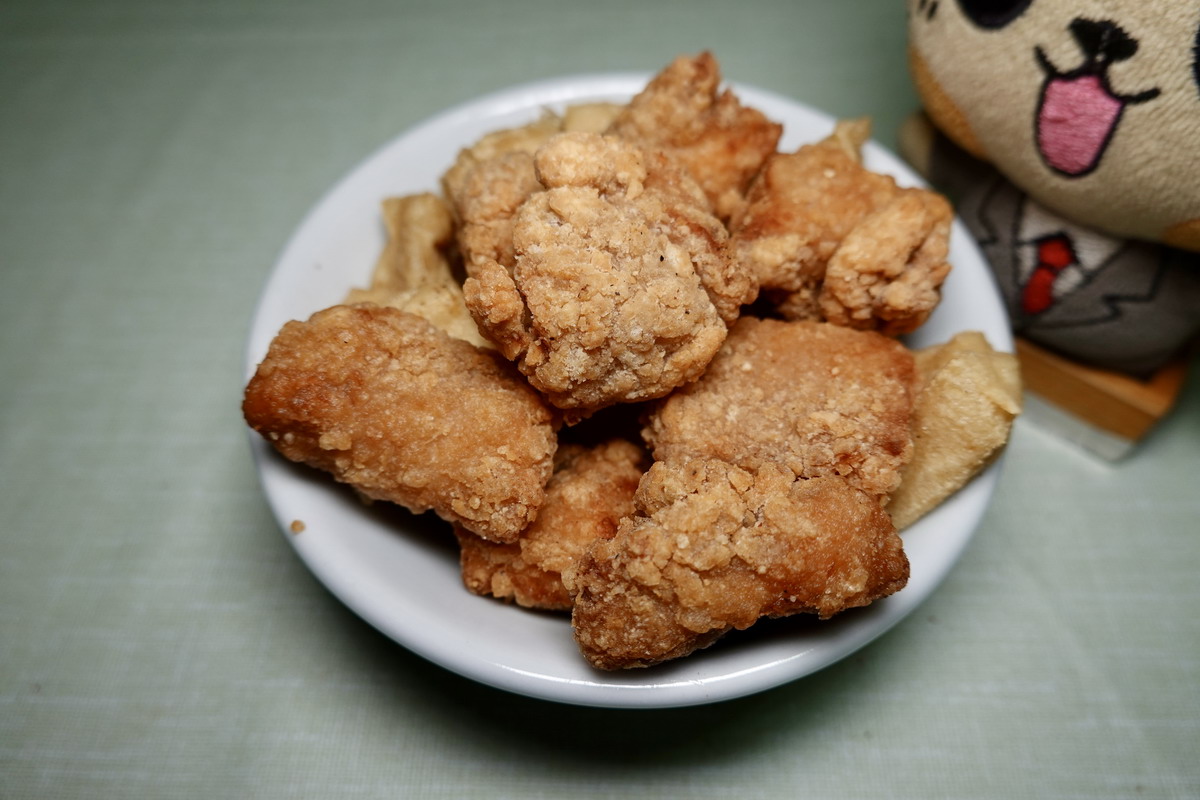 【台北中山國中站美食】阿囉哈炸雞錦州店 2025：Blackpink的Rose來台大啖鹽酥雞，害人家也好想吃。這家小店天天都排隊真是實力派，脆皮炸雞好吃、甜不辣也超讚 7113