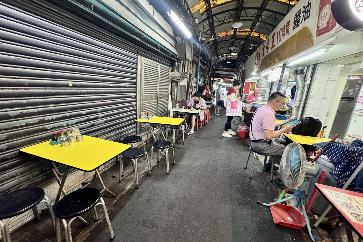 【台北松山站美食】松山市場水餃 2025:手工水餃大顆紮實又便宜,CP值太高,沒有招牌店名,隱藏在菜市場超過40年,每天只賣2小時(冷凍水餃要預約)7117 【台北松山站美食】松山市場水餃 2025:手工水餃大顆紮實又便宜,CP值太高,沒有招牌店名,隱藏在菜市場超過40年,每天只賣2小時(冷凍水餃要預約)7117