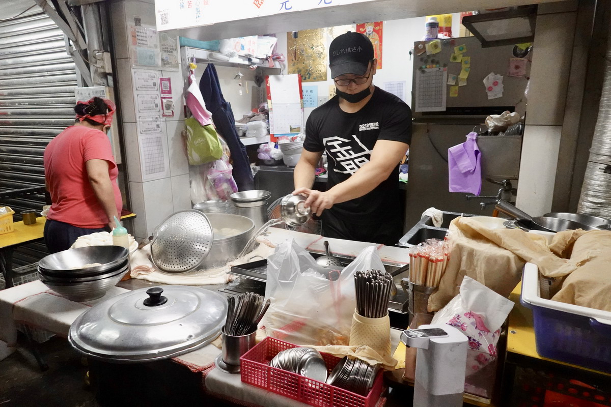 【台北松山站美食】松山市場水餃 2025:手工水餃大顆紮實又便宜,CP值太高,沒有招牌店名,隱藏在菜市場超過40年,每天只賣2小時(冷凍水餃要預約)7117 【台北松山站美食】松山市場水餃 2025:手工水餃大顆紮實又便宜,CP值太高,沒有招牌店名,隱藏在菜市場超過40年,每天只賣2小時(冷凍水餃要預約)7117