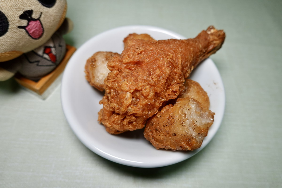 【台北中山國中站美食】阿囉哈炸雞錦州店 2025：Blackpink的Rose來台大啖鹽酥雞，害人家也好想吃。這家小店天天都排隊真是實力派，脆皮炸雞好吃、甜不辣也超讚 7113