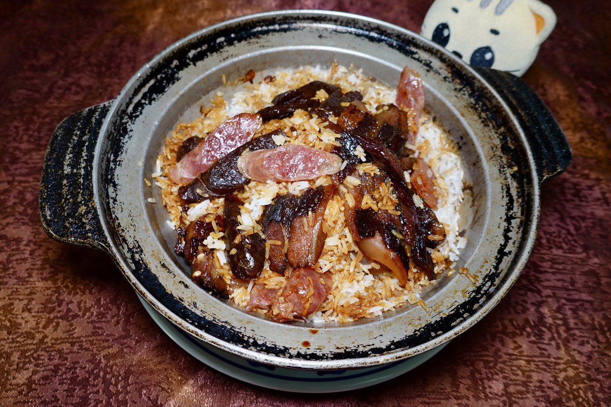 【台北小巨蛋站美食】新華港式菜館 2025：家常風味廣東菜老店，經濟實惠吃不膩，脆皮雞、臘味煲仔飯，百花油條都是招牌（附完整菜單）7133