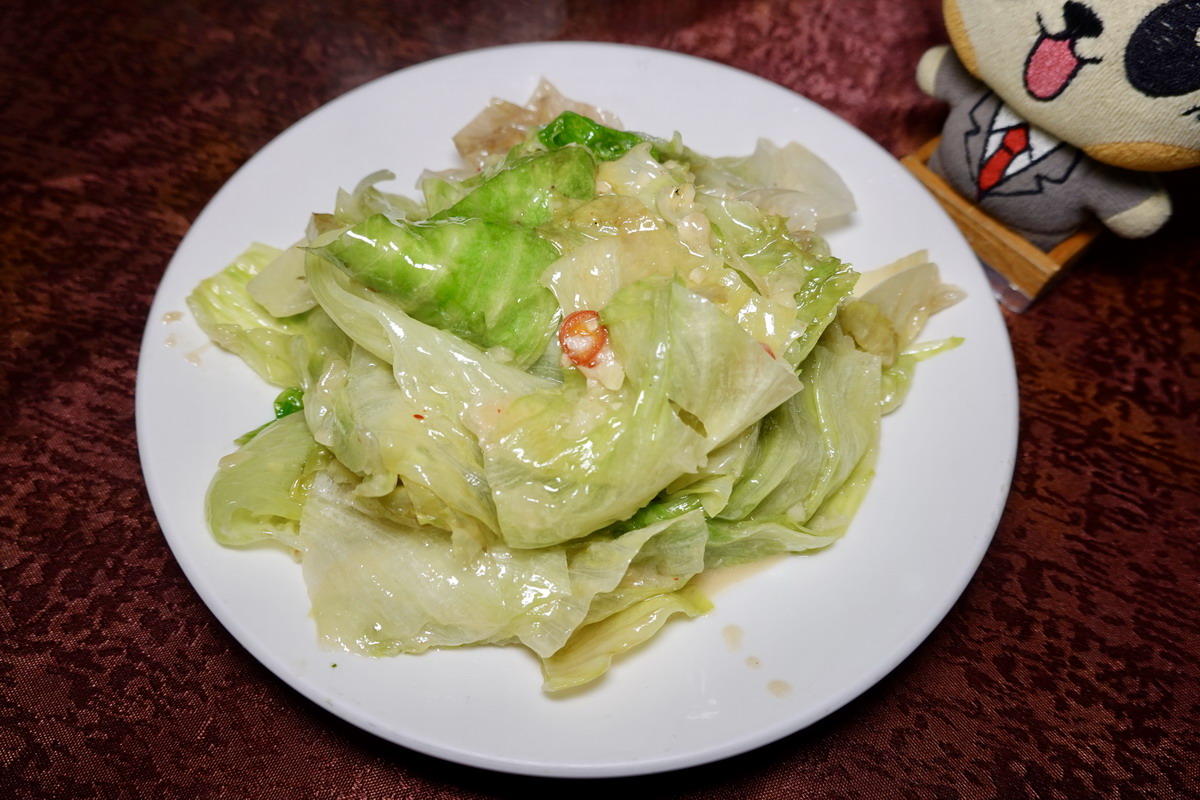 【台北小巨蛋站美食】新華港式菜館 2025：家常風味廣東菜老店，經濟實惠吃不膩，脆皮雞、臘味煲仔飯，百花油條都是招牌（附完整菜單）7133