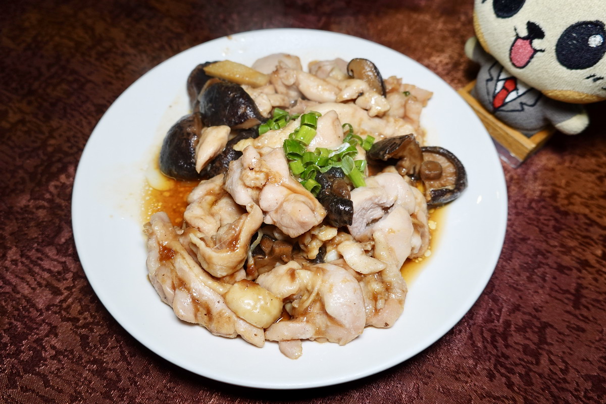 【台北小巨蛋站美食】新華港式菜館 2025：家常風味廣東菜老店，經濟實惠吃不膩，脆皮雞、臘味煲仔飯，百花油條都是招牌（附完整菜單）7133