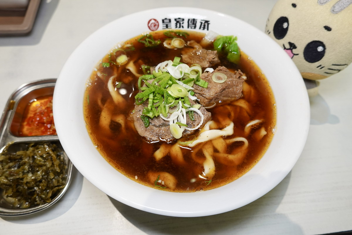 【新北市板橋區新埔站美食】皇家傳承牛肉麵 2025：得獎無數，牛肉麵節金牌常勝軍，清燉牛小排牛肉麵要用刀叉吃，紅燒牛肉麵香醇美味，還有高CP值排骨飯和水餃 7121