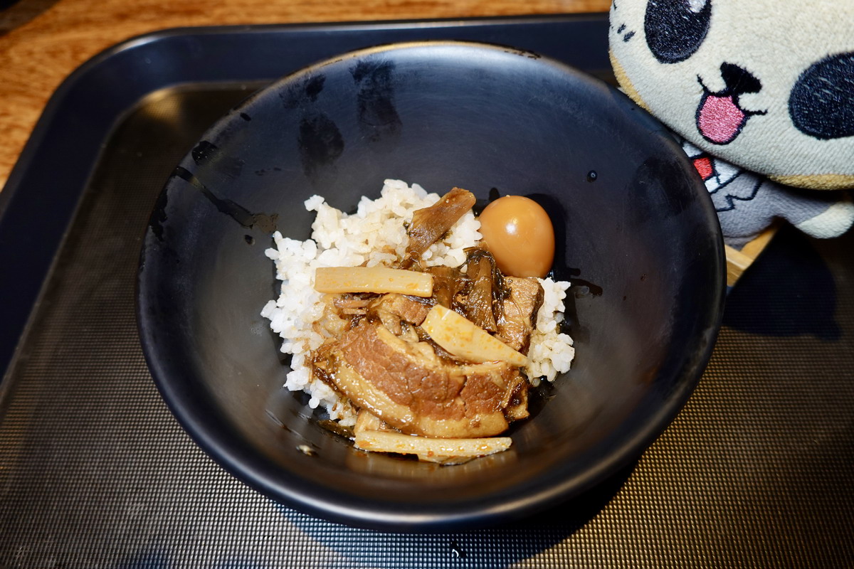 【桃園美食】環亞貴賓室(第一航廈T1D)Plaza Premium Lounge 2025:出國前好好飽餐一頓,牛肉麵和控肉飯必吃,休息好再上飛機,美好的旅程就從貴賓室開始 7129 【桃園美食】環亞貴賓室(第一航廈T1D)Plaza Premium Lounge 2025:出國前好好飽餐一頓,牛肉麵和控肉飯必吃,休息好再上飛機,美好的旅程就從貴賓室開始 7129