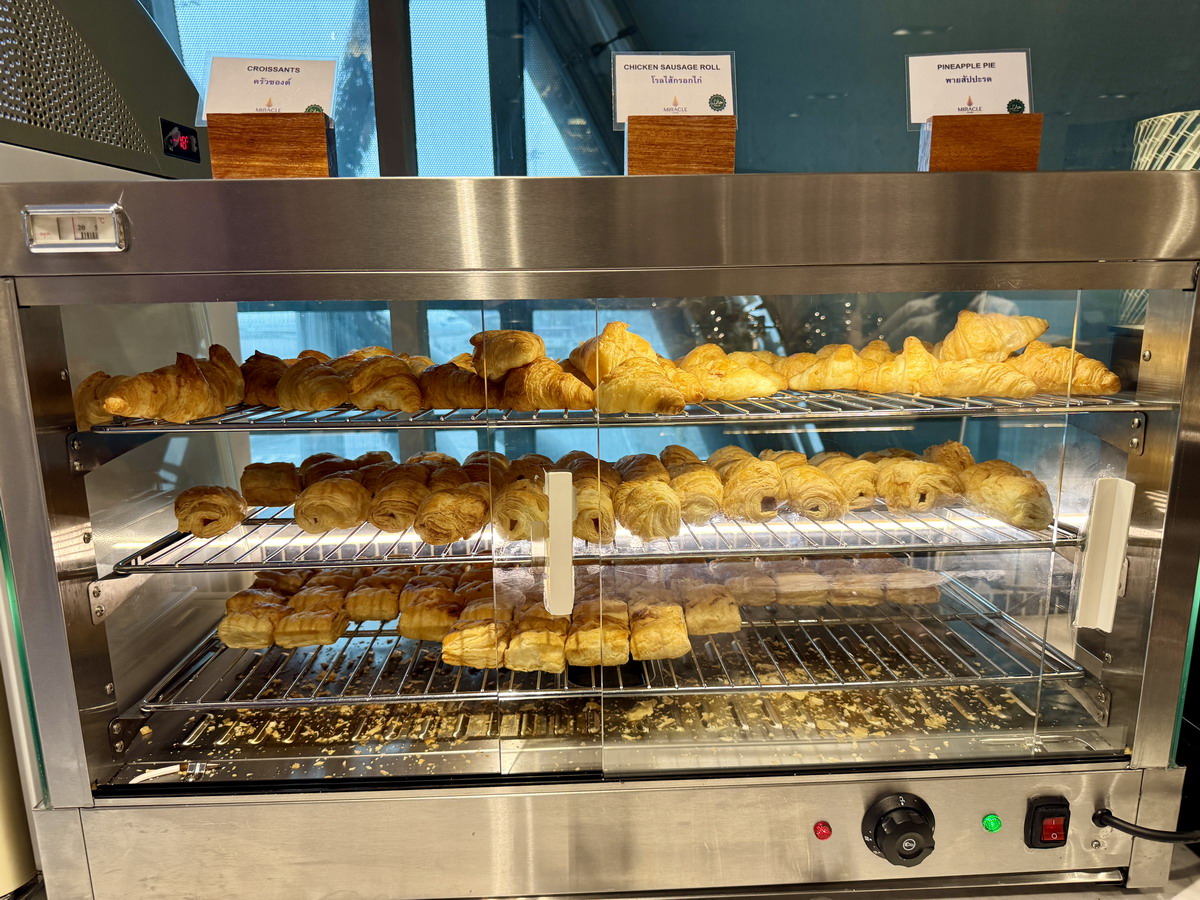 【泰國曼谷旅遊】搬家了喔！傳說中JCB信用卡免費享受素萬那普機場（BKK）Miracle貴賓室，2025最新資訊在這裡，空間變小囉 7134