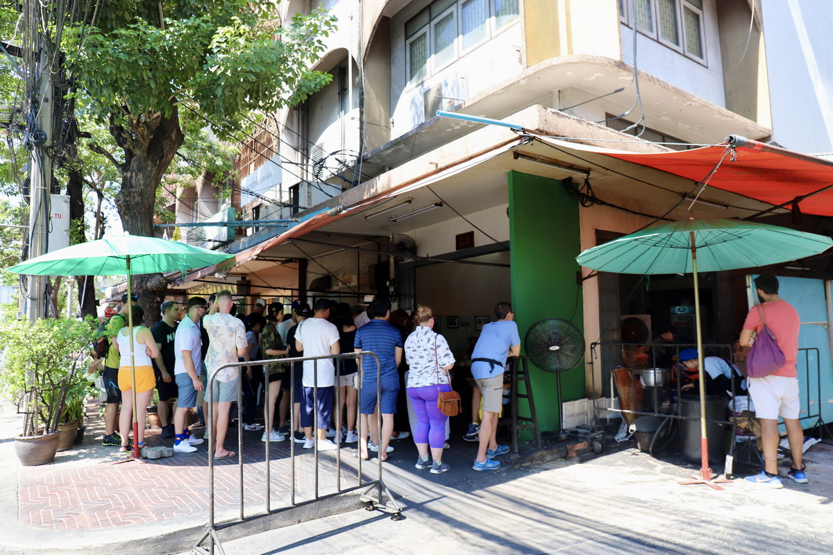 【泰國曼谷美食】痣姐熱炒 Jay Fai 2025：帶護目鏡炒菜的曼谷傳奇，路邊小店得到米其林一星，觀光客朝聖名店 7140