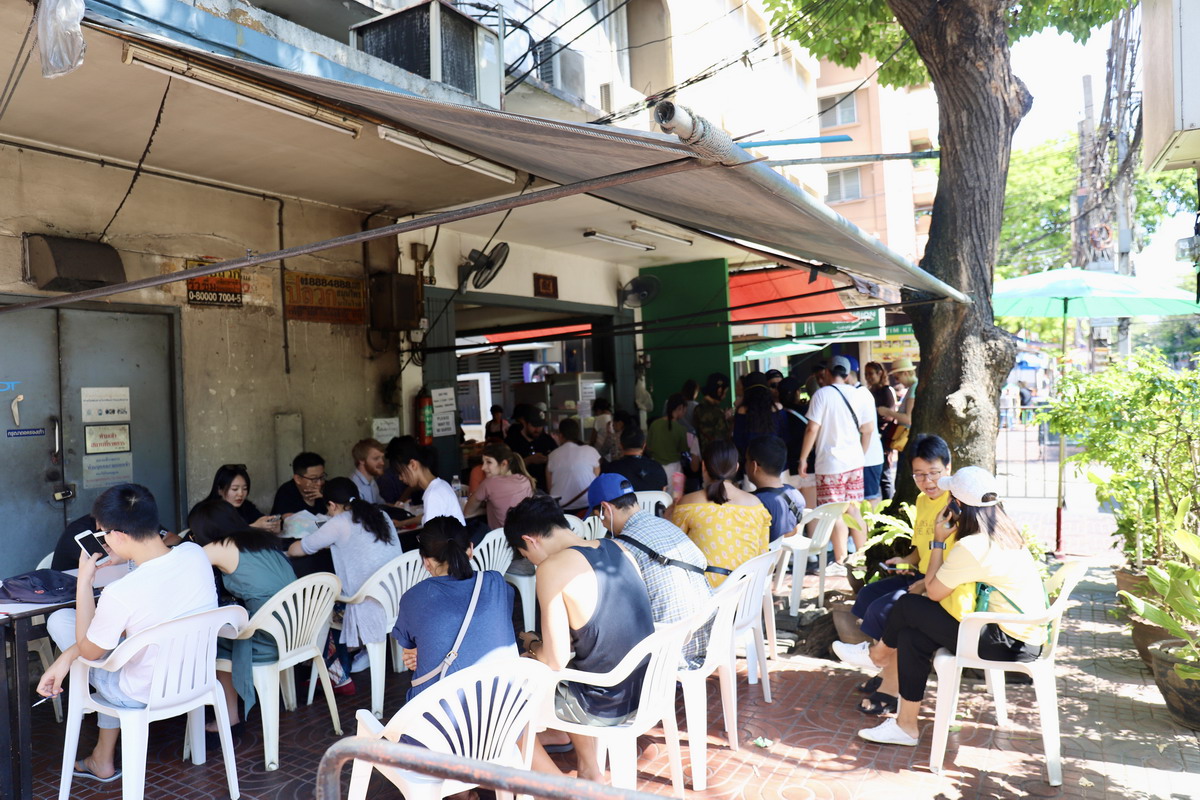 【泰國曼谷美食】痣姐熱炒 Jay Fai 2025：帶護目鏡炒菜的曼谷傳奇，路邊小店得到米其林一星，觀光客朝聖名店 7140