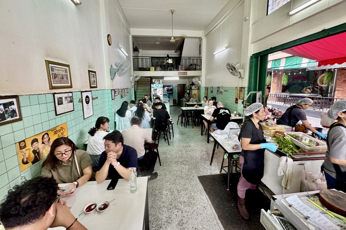 【泰國曼谷美食】痣姐熱炒 Jay Fai 2025：帶護目鏡炒菜的曼谷傳奇，路邊小店得到米其林一星，觀光客朝聖名店 7140