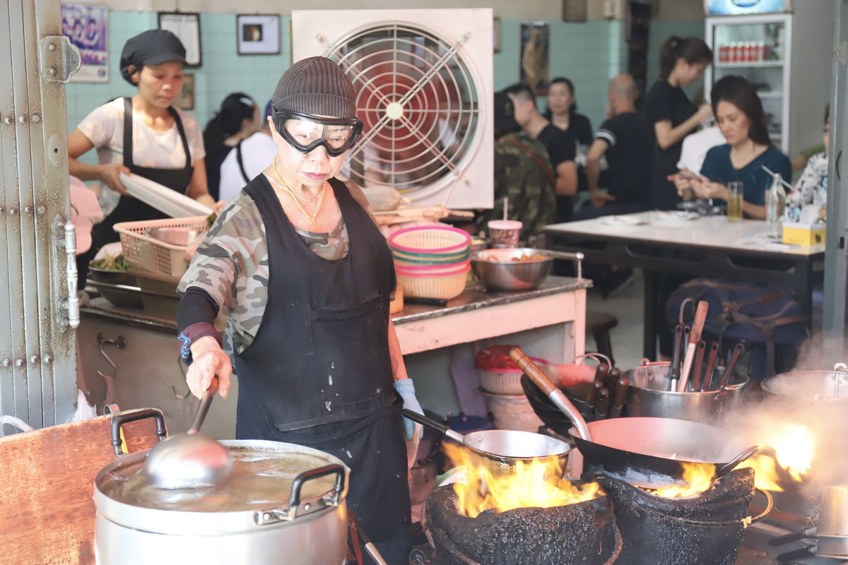 【泰國曼谷美食】痣姐熱炒 Jay Fai 2025：帶護目鏡炒菜的曼谷傳奇，路邊小店得到米其林一星，觀光客朝聖名店 7140