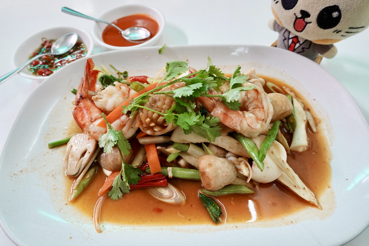 【泰國曼谷美食】痣姐熱炒 Jay Fai 2025：帶護目鏡炒菜的曼谷傳奇，路邊小店得到米其林一星，觀光客朝聖名店 7140