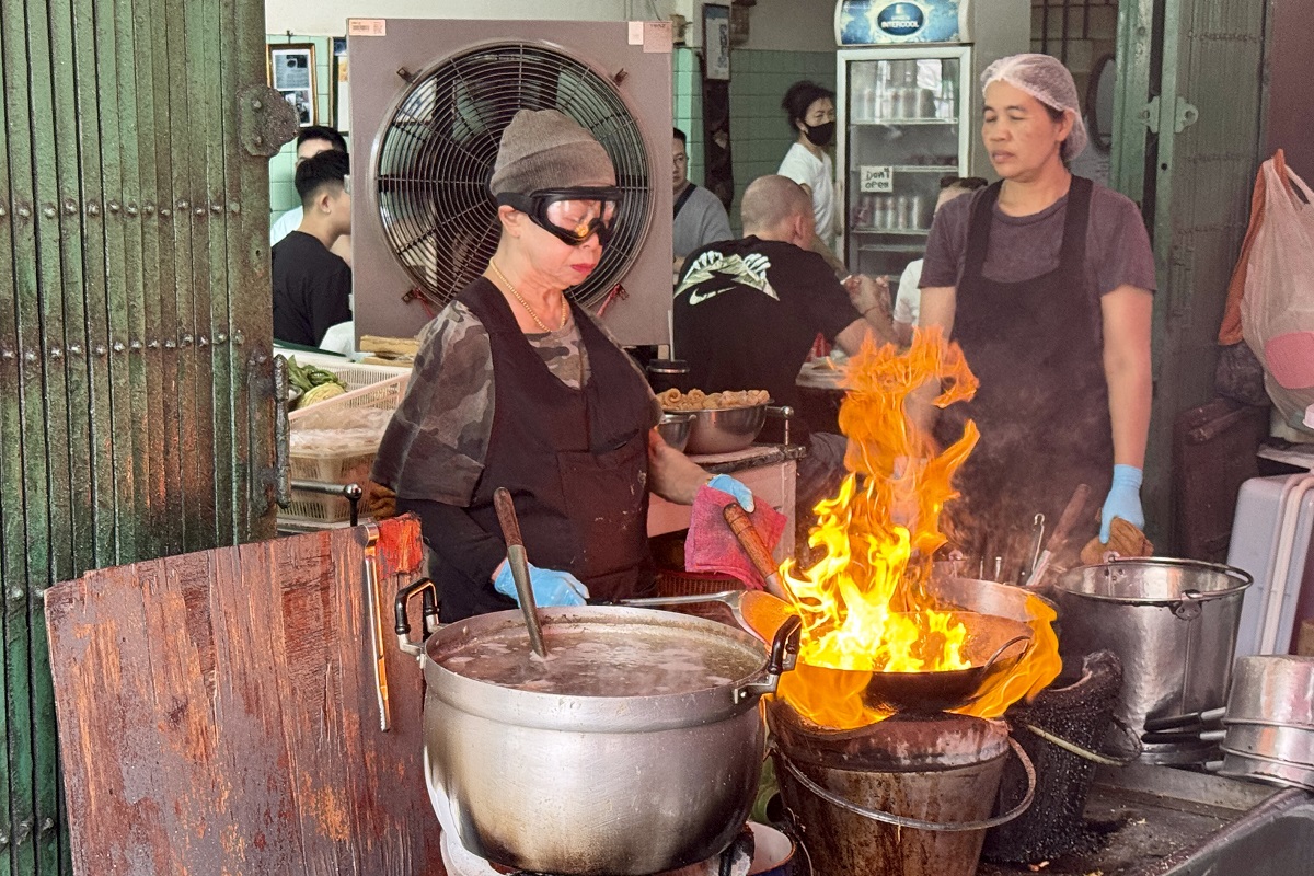 網站近期文章：【泰國曼谷美食】痣姐熱炒 Jay Fai 2025：帶護目鏡炒菜的曼谷傳奇，路邊小店得到米其林一星，觀光客朝聖名店 7140