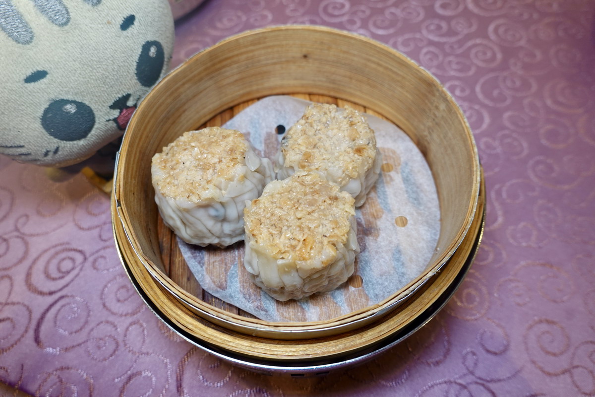 【台北龍山寺站美食】台北凱達大飯店家宴中餐廳 2025：金牌老火甘蔗頭麻油雞美味又暖身，還有招牌蒸午魚、脆皮豬腳、港式點心，菜色豐富、價錢實惠，適合各式聚餐 7145