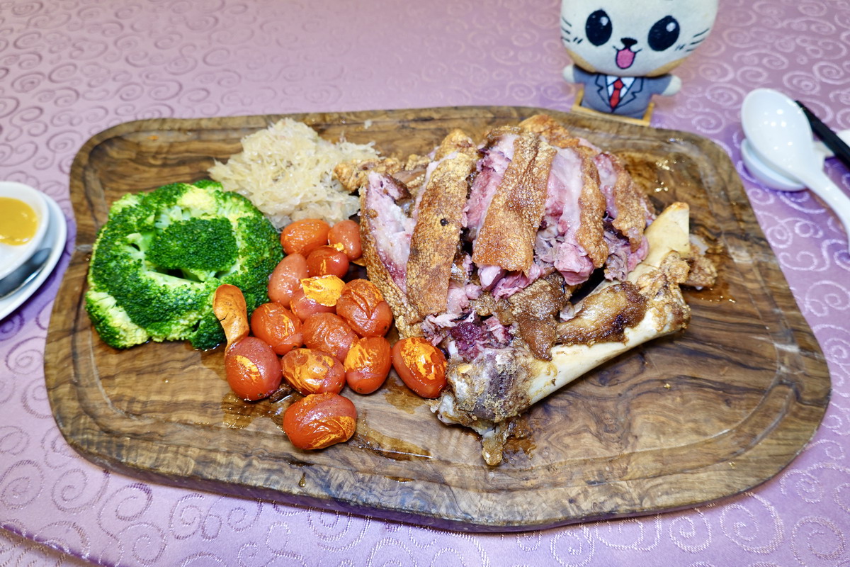 【台北龍山寺站美食】台北凱達大飯店家宴中餐廳 2025：金牌老火甘蔗頭麻油雞美味又暖身，還有招牌蒸午魚、脆皮豬腳、港式點心，菜色豐富、價錢實惠，適合各式聚餐 7145