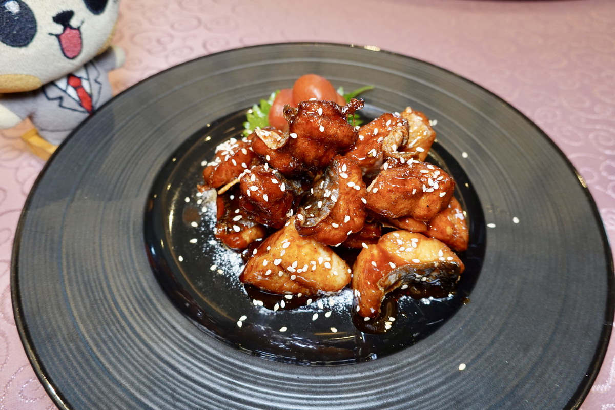【台北龍山寺站美食】台北凱達大飯店家宴中餐廳 2025：金牌老火甘蔗頭麻油雞美味又暖身，還有招牌蒸午魚、脆皮豬腳、港式點心，菜色豐富、價錢實惠，適合各式聚餐 7145