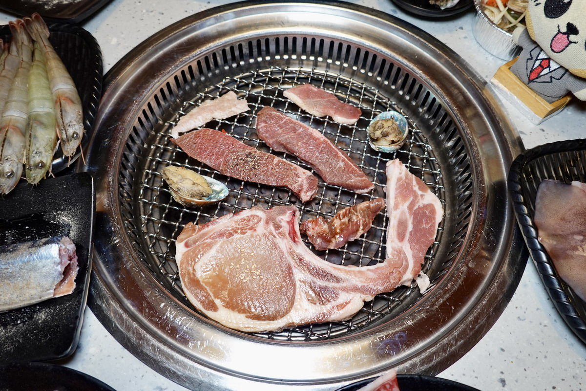 【新北新莊新莊站美食】Oh ! Yaki 精緻燒肉吃到飽-新莊店 2025：599起燒肉吃到飽，平日晚上9點後進場吃宵夜還打88折，搭捷運過來吃都划算！7152