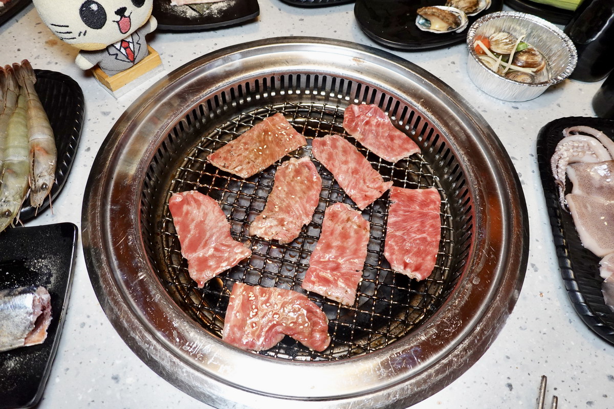 【新北新莊新莊站美食】Oh ! Yaki 精緻燒肉吃到飽-新莊店 2025：599起燒肉吃到飽，平日晚上9點後進場吃宵夜還打88折，搭捷運過來吃都划算！7152