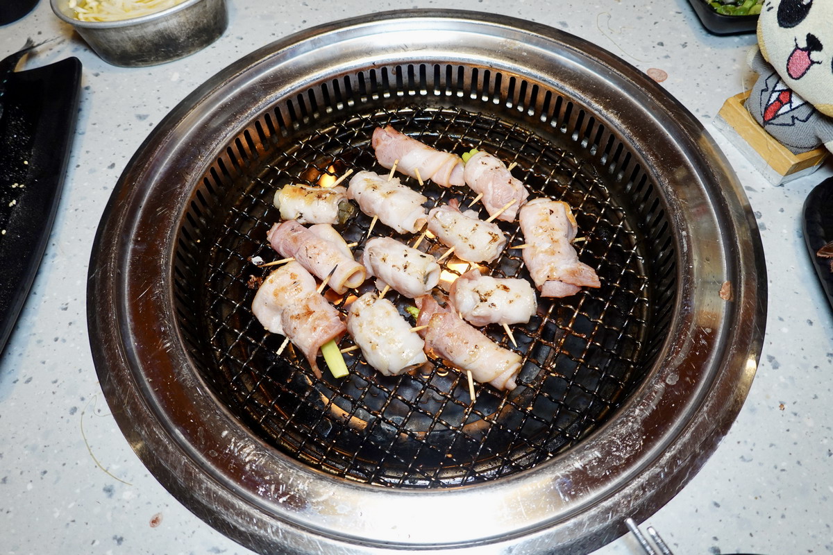 【新北新莊新莊站美食】Oh ! Yaki 精緻燒肉吃到飽-新莊店 2025：599起燒肉吃到飽，平日晚上9點後進場吃宵夜還打88折，搭捷運過來吃都划算！7152