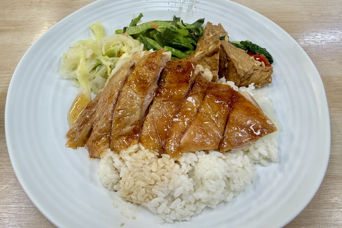 【台北南京復興站美食】家鴻燒鵝 2026：興安街每天排隊的燒臘便當名店，鵝腿飯超搶手，燒鴨、油雞、叉燒與廣炒麵都好吃 7240