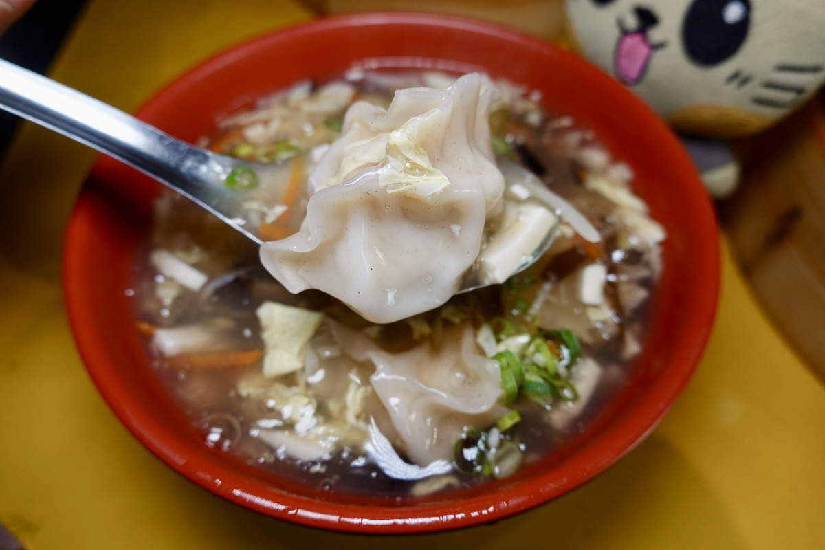 【台北南京三民站美食】亓家蒸餃專賣店 2026：1996創立老店，精緻美味卻平價的蒸餃，南京三民上班族B級美食 7290