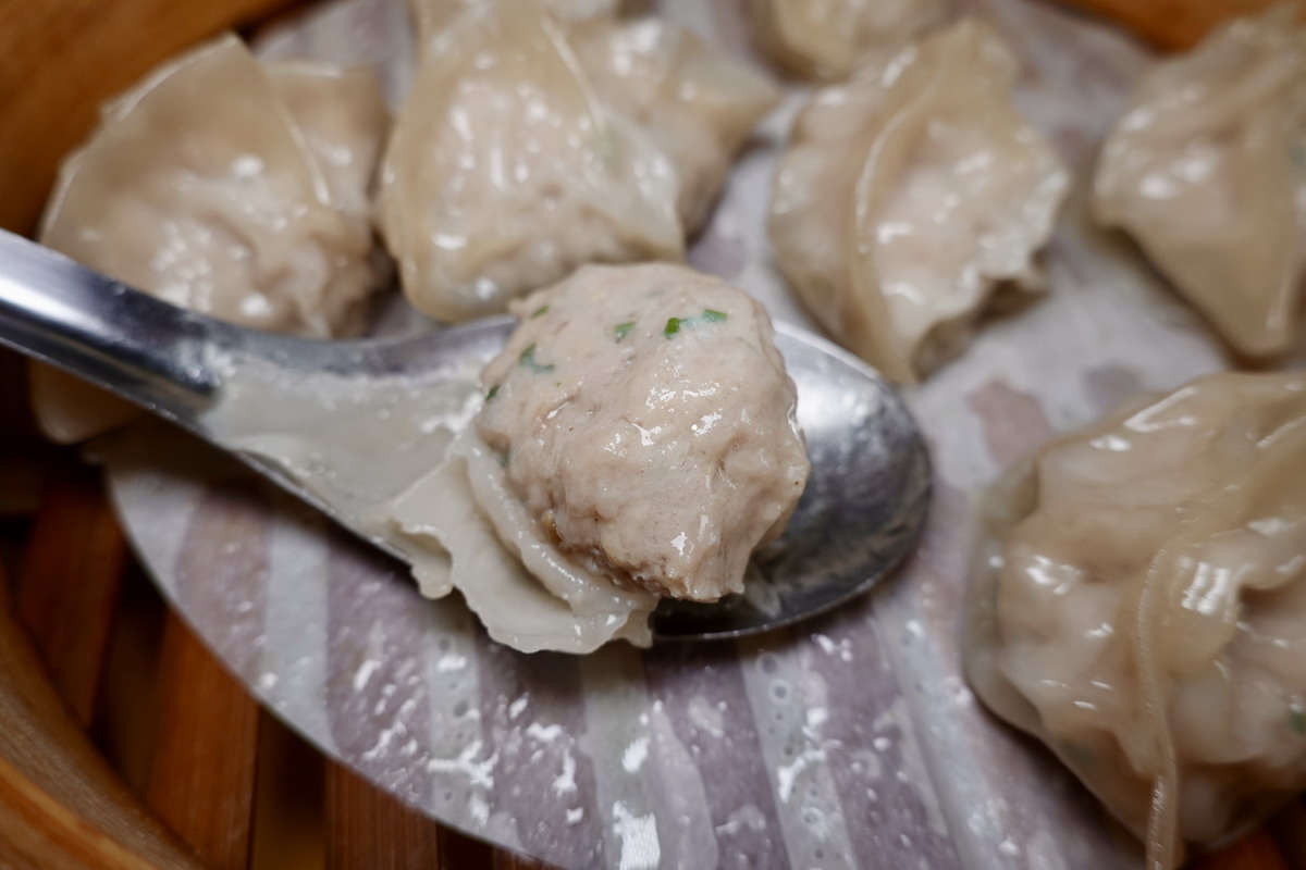 【台北南京三民站美食】亓家蒸餃專賣店 2026：1996創立老店，精緻美味卻平價的蒸餃，南京三民上班族B級美食 7290