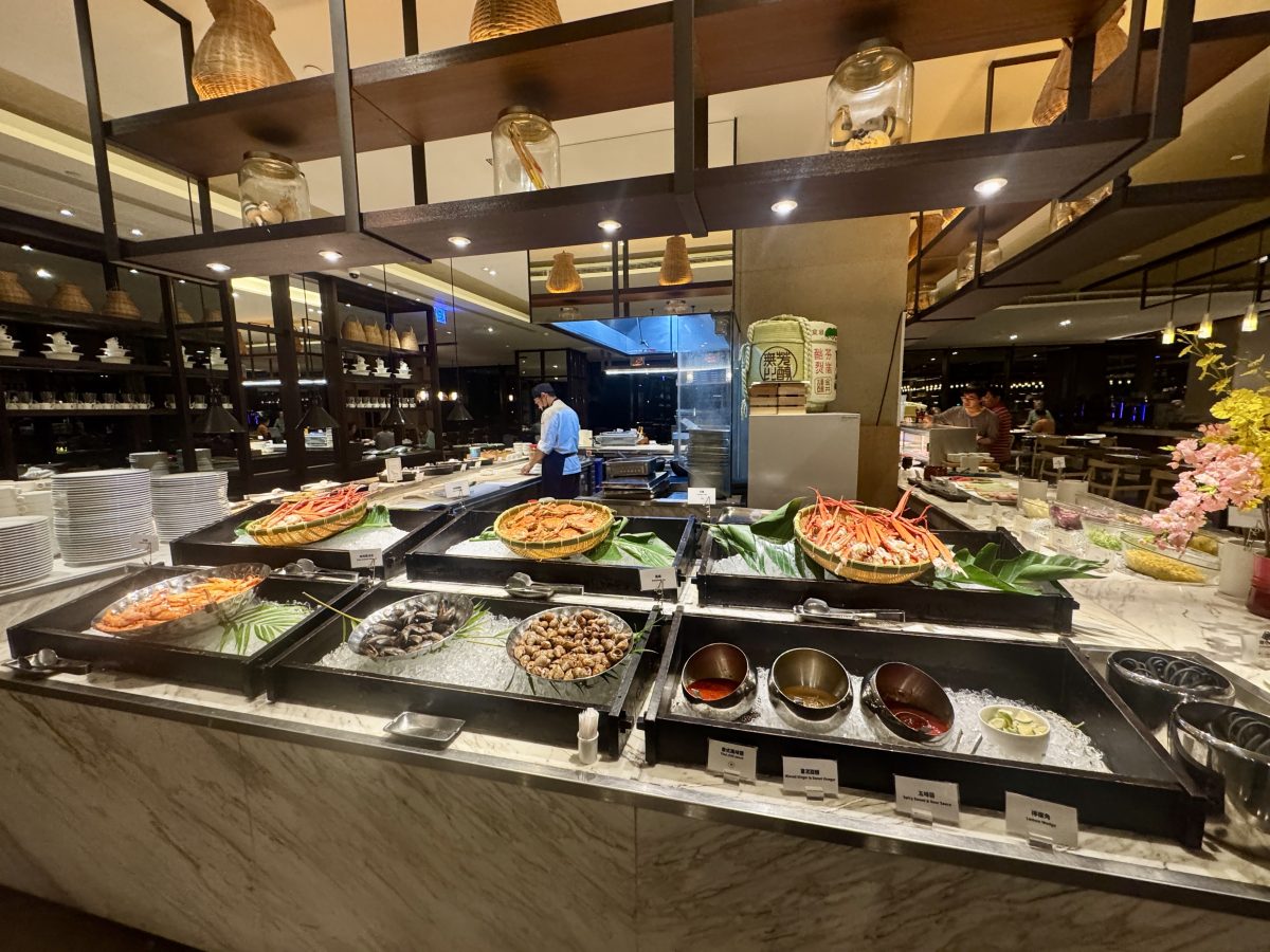 【台南安平區美食】台南大員皇冠假日酒店元素全日自助餐廳 2025：台南安平區的五星級酒店吃到飽自助餐，喝爆台南牛肉湯 7154