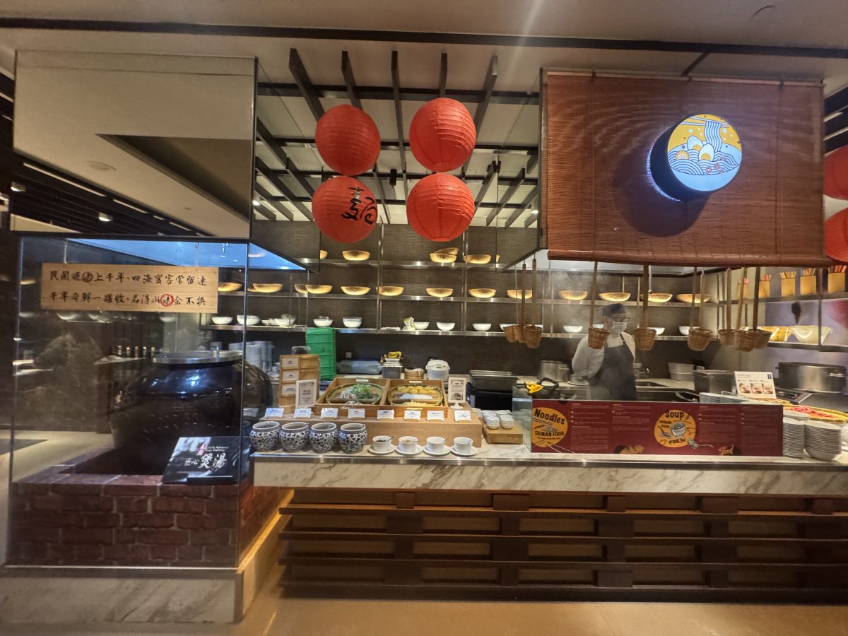 【台南安平區美食】台南大員皇冠假日酒店元素全日自助餐廳 2025：台南安平區的五星級酒店吃到飽自助餐，喝爆台南牛肉湯 7154