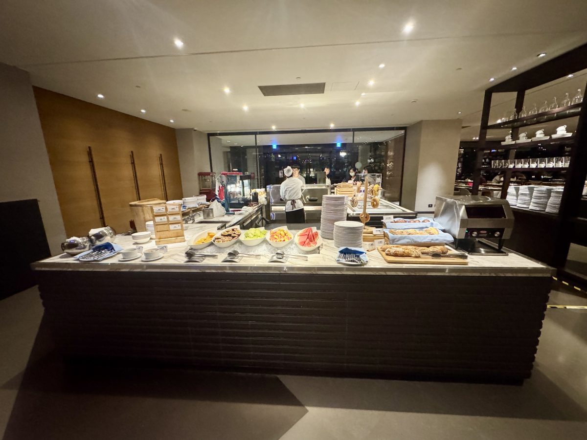 【台南安平區美食】台南大員皇冠假日酒店元素全日自助餐廳 2025：台南安平區的五星級酒店吃到飽自助餐，喝爆台南牛肉湯 7154