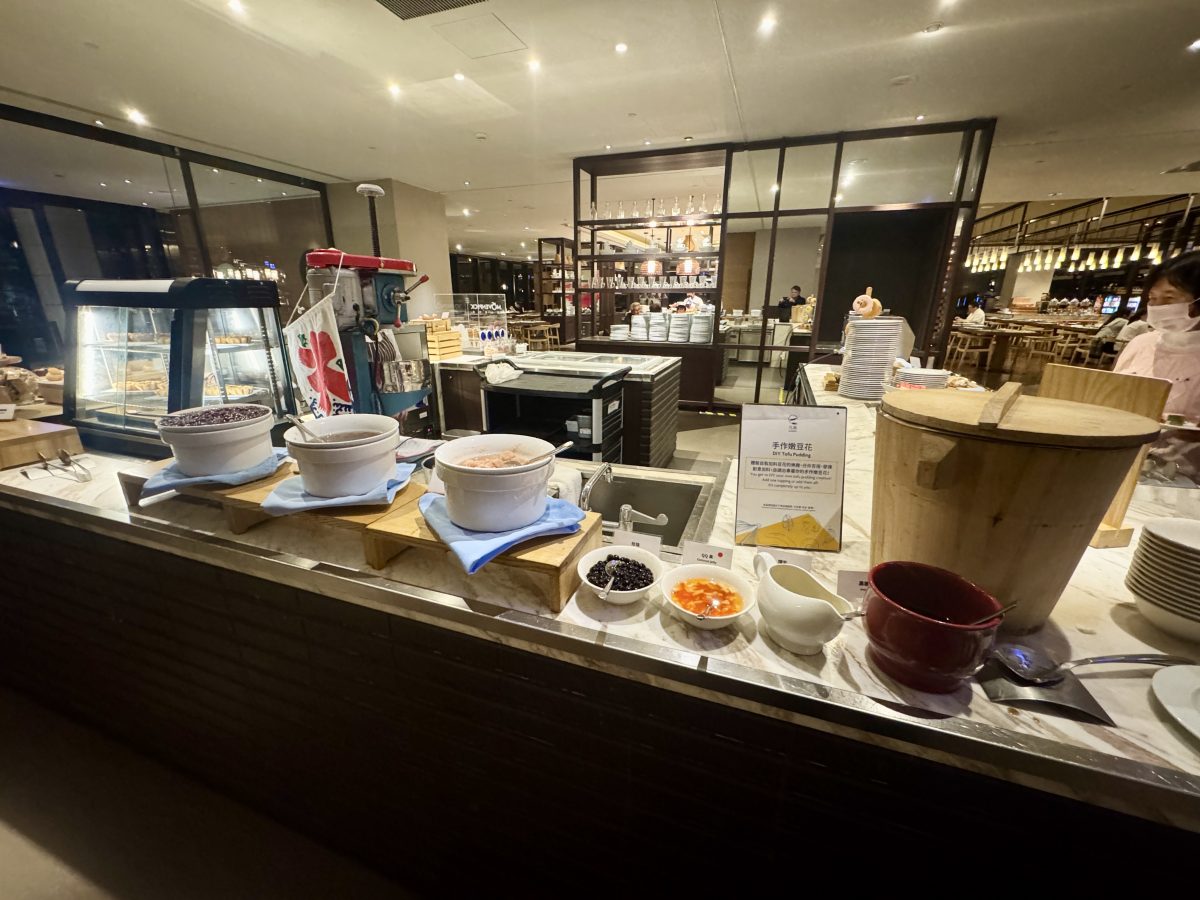 【台南安平區美食】台南大員皇冠假日酒店元素全日自助餐廳 2025：台南安平區的五星級酒店吃到飽自助餐，喝爆台南牛肉湯 7154