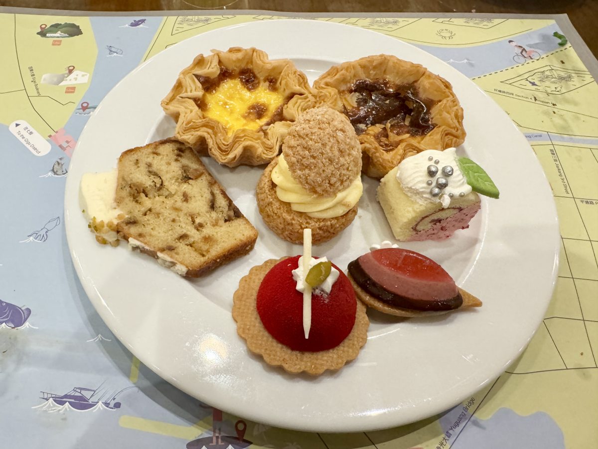 【台南安平區美食】台南大員皇冠假日酒店元素全日自助餐廳 2025：台南安平區的五星級酒店吃到飽自助餐，喝爆台南牛肉湯 7154