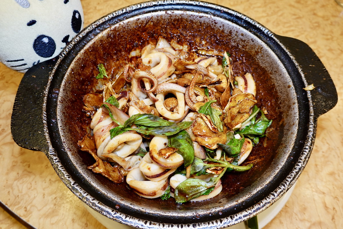 【台北南京復興站美食】鵝肉城活海鮮 2025：遼寧夜市霸主，眾多明星藝人上門，「輝達」黃仁勳也造訪，熱鬧的宵夜海產熱炒店 7159