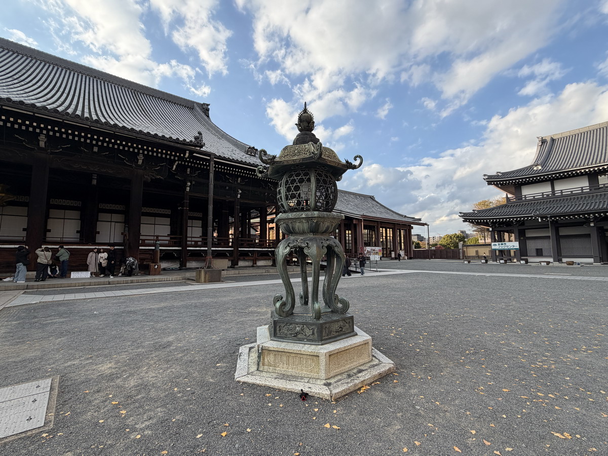 【日本京都旅遊】西本願寺：漂亮的大銀杏樹以及京都三大唐門之一、京都三大閣樓之一，世界遺產、日本國寶 7167