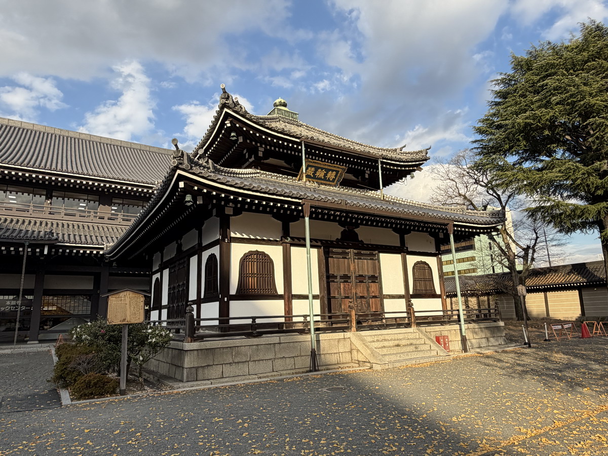 【日本京都旅遊】西本願寺：漂亮的大銀杏樹以及京都三大唐門之一、京都三大閣樓之一，世界遺產、日本國寶 7167