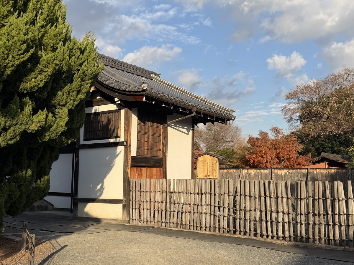 【日本京都旅遊】西本願寺：漂亮的大銀杏樹以及京都三大唐門之一、京都三大閣樓之一，世界遺產、日本國寶 7167