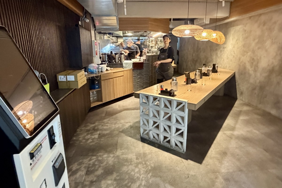 【台北忠孝復興站美食】小杜麵館：港星杜汶澤移民來台灣開的麵館，一開幕就大排隊，米其林主廚設計餐點，限量花膠雞湯超好喝 7169