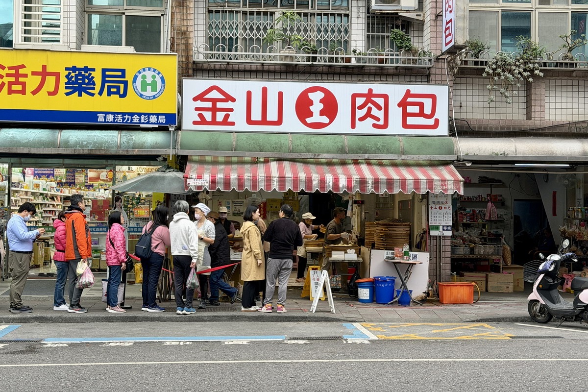 【新北市金山美食】金山金包里鴨肉：北海岸傳奇！金山老街第一名店，客人自己端盤子拿菜，大小團體都合適 7173