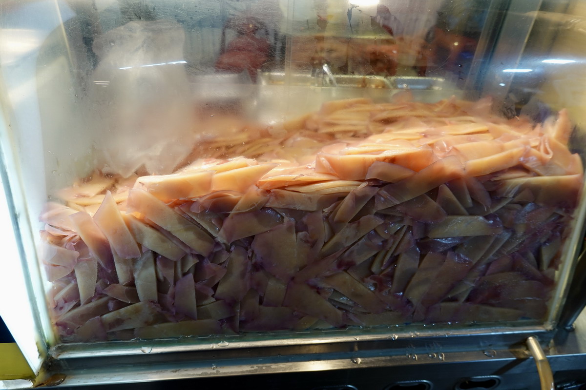 【桃園中壢美食】合家現燙魷魚：夜市攤販做到市政府頒發終生成就獎！中壢夜市必吃，現燙魷魚脆彈、獨門醬汁超刷嘴，配啤酒當宵夜，還有超酥脆臭豆腐可以搭