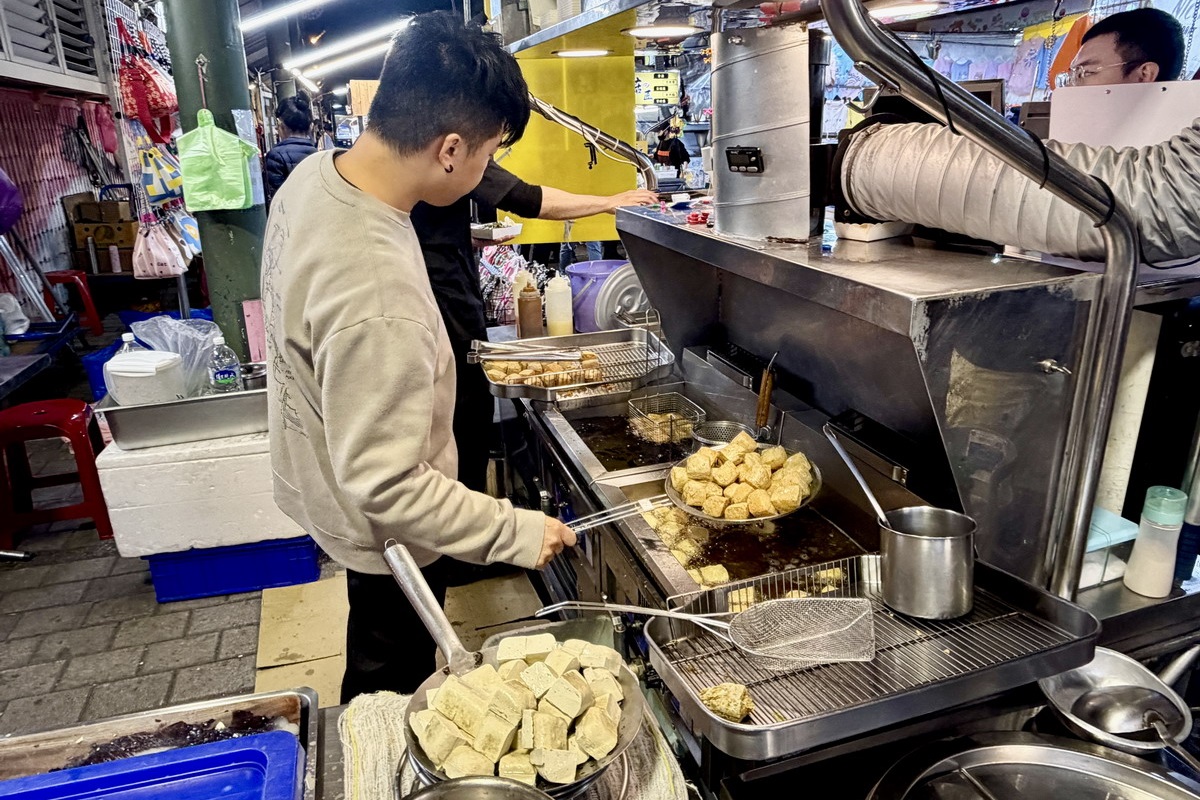 【桃園中壢美食】合家現燙魷魚：夜市攤販做到市政府頒發終生成就獎！中壢夜市必吃，現燙魷魚脆彈、獨門醬汁超刷嘴，配啤酒當宵夜，還有超酥脆臭豆腐可以搭