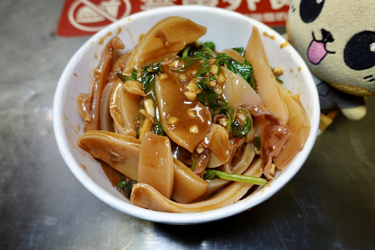 【桃園中壢美食】合家現燙魷魚：夜市攤販做到市政府頒發終生成就獎！中壢夜市必吃，現燙魷魚脆彈、獨門醬汁超刷嘴，配啤酒當宵夜，還有超酥脆臭豆腐可以搭