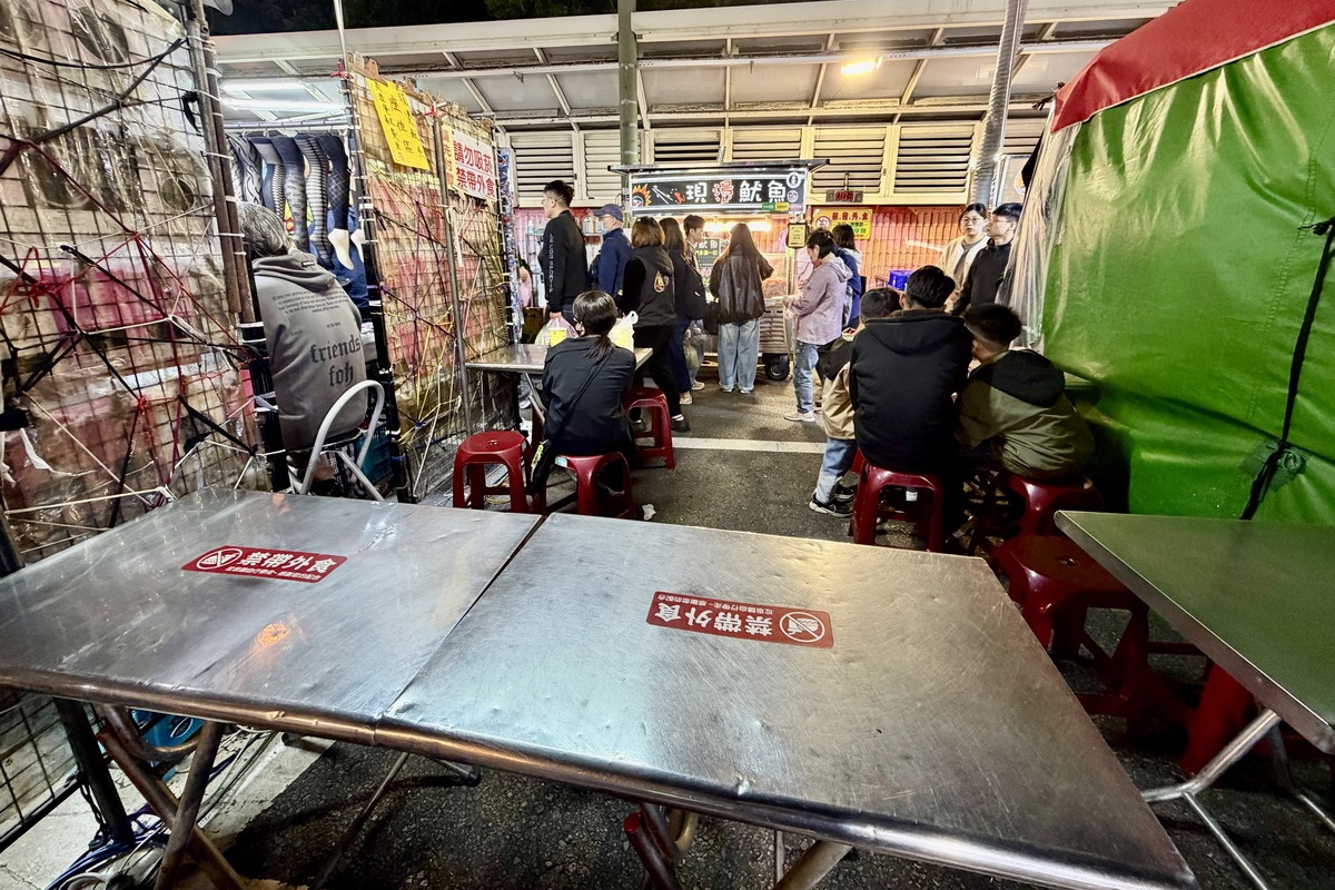 【桃園中壢美食】合家現燙魷魚：夜市攤販做到市政府頒發終生成就獎！中壢夜市必吃，現燙魷魚脆彈、獨門醬汁超刷嘴，配啤酒當宵夜，還有超酥脆臭豆腐可以搭