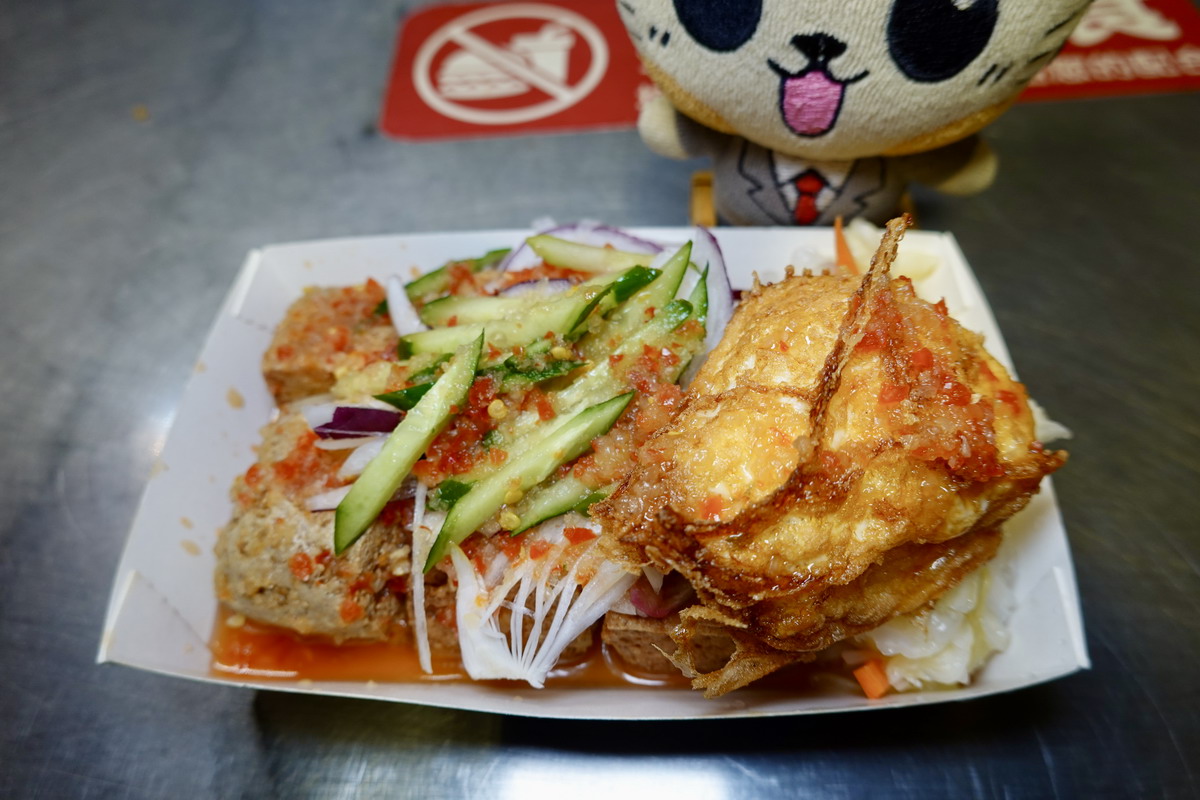 【桃園中壢美食】合家現燙魷魚：夜市攤販做到市政府頒發終生成就獎！中壢夜市必吃，現燙魷魚脆彈、獨門醬汁超刷嘴，配啤酒當宵夜，還有超酥脆臭豆腐可以搭