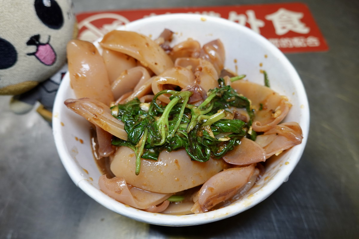 【桃園中壢美食】合家現燙魷魚：夜市攤販做到市政府頒發終生成就獎！中壢夜市必吃，現燙魷魚脆彈、獨門醬汁超刷嘴，配啤酒當宵夜，還有超酥脆臭豆腐可以搭
