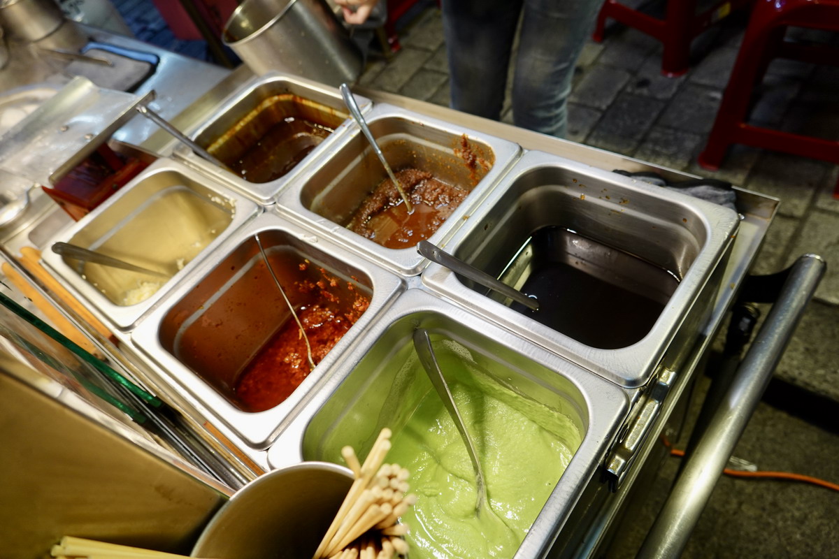 【桃園中壢美食】合家現燙魷魚：夜市攤販做到市政府頒發終生成就獎！中壢夜市必吃，現燙魷魚脆彈、獨門醬汁超刷嘴，配啤酒當宵夜，還有超酥脆臭豆腐可以搭