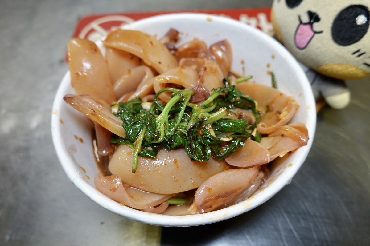 【桃園中壢美食】合家現燙魷魚：夜市攤販做到市政府頒發終生成就獎！中壢夜市必吃，現燙魷魚脆彈、獨門醬汁超刷嘴，配啤酒當宵夜，還有超酥脆臭豆腐可以搭