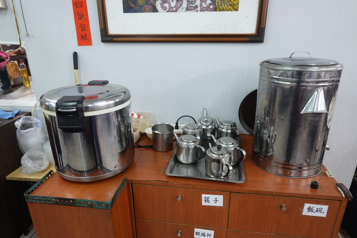 【台北六張犁站美食】湘鼎坊 2026：蔣經國總統私人廚師開的餐廳，老派特色平價熱炒店，砂鍋魚頭是招牌 7184